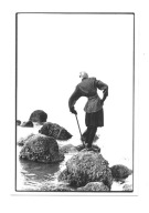 Pocztówka - Modelka z laseczką i skały nad morzem