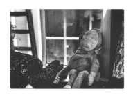 Pocztówka - de Vries, Małpka na parapecie przy oknie