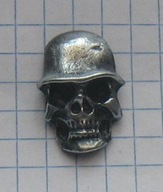 prilba motorkár lebka pin