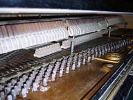 Krásny historický nemecký klavír vyrezal