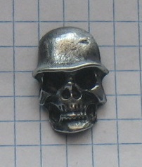 Pin motorcyclist skull в helmie, фото