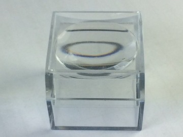 Коробка с увеличительным стеклом, на которой изображен минеральный метеорит.