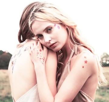 Женское тату на плече розовый водный цветок Paperself