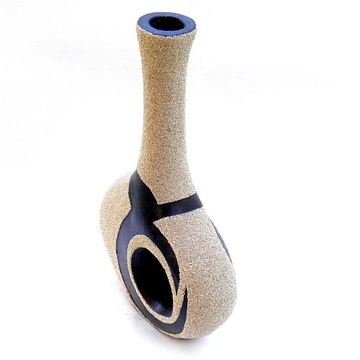 Декоративная терракотовая ваза, украшенная песком.