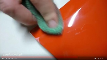 ULTRA PASTE удаляет царапины с помощью ЧЕРНОГО ПИГМЕНТА ДЛЯ ПОЛИРОВКИ + губчатого аппликатора.