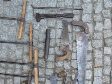 Старые инструменты, дрели, рубанок, дрель, пила и т. д.