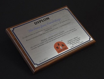 Благодарственный диплом на деревянном фоне формата А5.