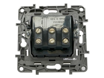 LEGRAND NILOE ТРОЙНОЙ РАЗЪЕМ БЕЛЫЙ 764503