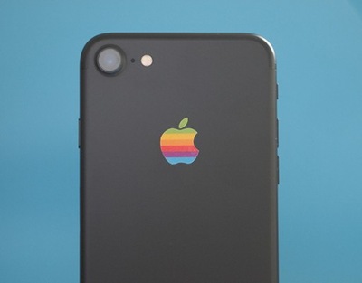 Naklejka na iPhone Apple retro / tęczowe logo 80'