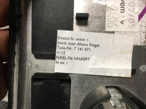 BMW 5 E60 E61 zaślepka tunelu tył 2x 12V 7141071