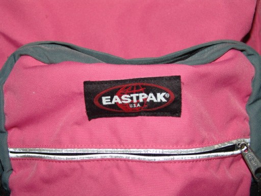 Школьный рюкзак EASTPAK с 4 отделениями просторный и удобный.