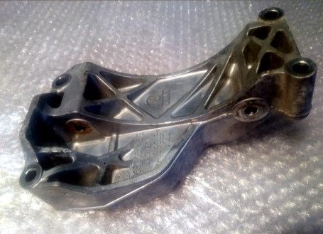 AUDI Q7 4L0 A8 D4 3.0 TFSI BRACKET ENGINE 06E903143G photo 1 - milautoparts-fr.ukrlive.com