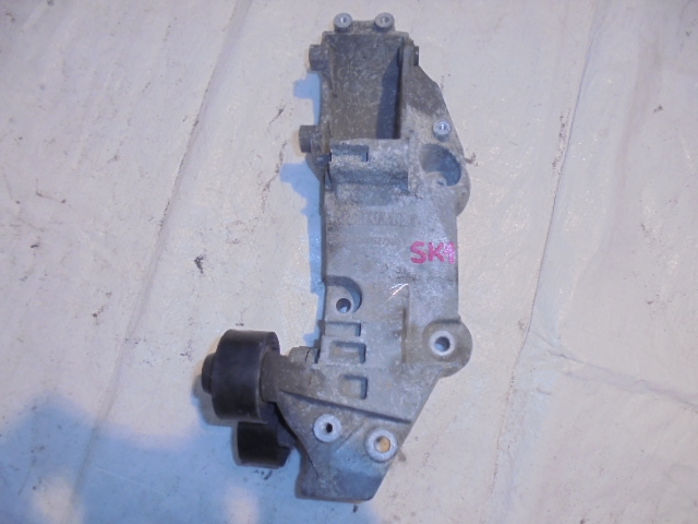 Купити Renault 2.0 dci кронштейн генератора 8200527320