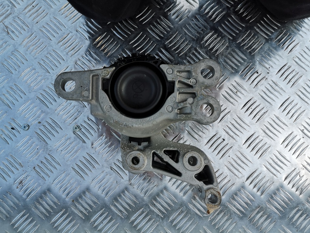 фото №1, X-trail t32 1.6 dci кронштейн подушка двигуна